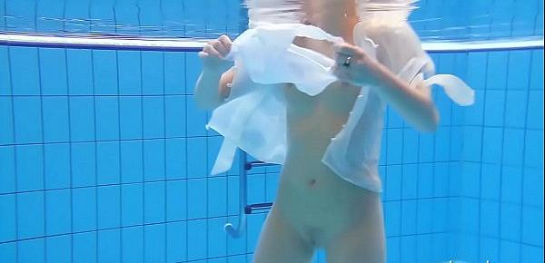  Underwater swimming pool babe Zuzanna